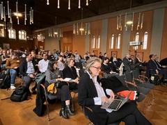 Der Rolandsaal ist in diesen Tagen Treffpunkt für renommierte Medizinerinnen und Mediziner aus aller Welt.