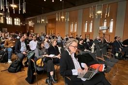 Der Rolandsaal ist in diesen Tagen Treffpunkt für renommierte Medizinerinnen und Mediziner aus aller Welt.