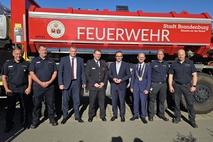 Erinnerungsfoto mit dem 12.000 Liter Löschwasser fassenden Abrollbehälter.