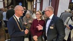 Nach der kurzweiligen Festveranstaltung blieb Zeit für entspannte Gesprächsrunden.