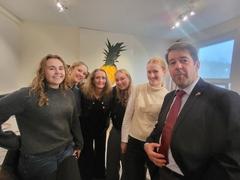 Schnappschuss mit Gymnasiastinnen samt Lehrerin aus Ballerup.