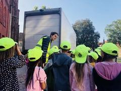 Die Schüler lernen den toten Winkel eines LKWs kennen