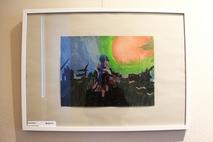 Frau schaut auf einem roten Riesenmond.