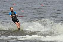 Junge beim Wakeboarden.