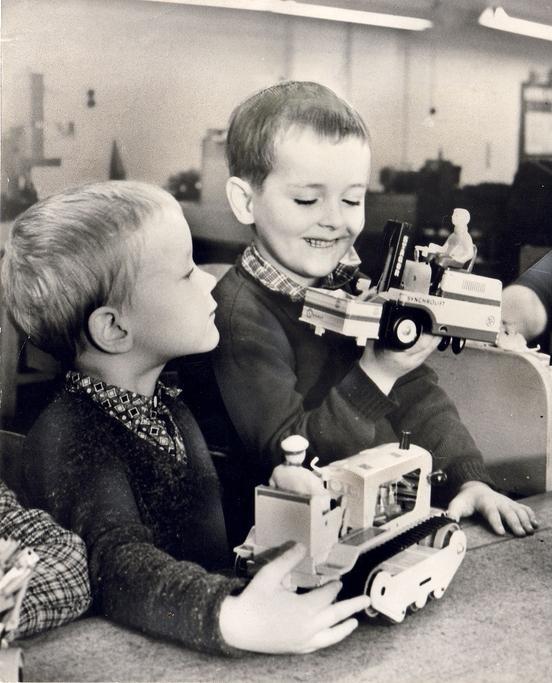 Kinder mit Spielzeug 1964