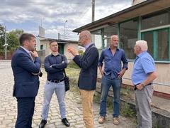 Im Gespräch auf dem Gelände.