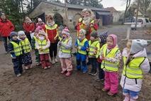 Kinder singen draußen ein Lied.