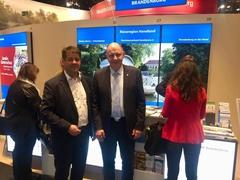 Oberbürgermeister Steffen Scheller und Havelland-Landrat Roger Lewandowski auf der ITB