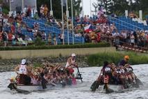 Die Drachenbootteams liefern sich packende Rennen.