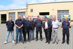 Mitarbeiter der Firma Haas mit Feuerwehrleuten und OB Scheller.