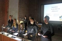 dokumentarische Textcollage vorgetragen von: Anne Katrin Gudat, Laura Kerstin Schmidt, Artur Leopold Bauch, Henriette Lupke, Anja Ganneck, Lydia Hörster und Sylvia Hofrichter