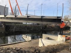 Neue Geh- und Radwegbrücke über den Jakobsgraben eingehoben