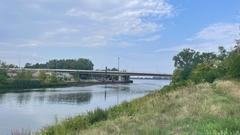 Die Quenzbrücke überspannt den Silokanal.