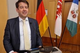 Oberbürgermeister Steffen Scheller am Rednerpult im Rolandsaal des Altstädtischen Rathauses.