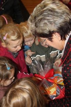 Buntstifte, Pinsel und Zeichenblöcke als Dankeschön