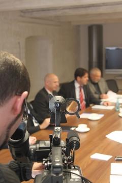 Medienvertreter bei der Aufzeichnung der wichtigen Informationen