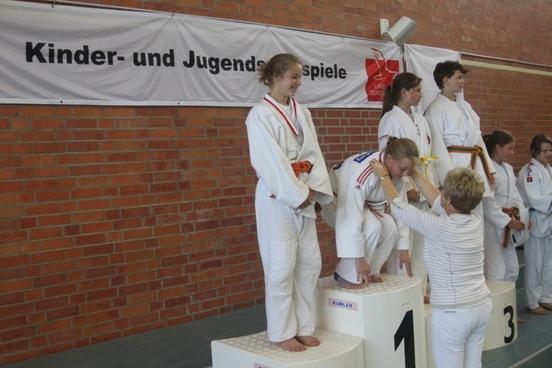 Siegerehrung - Oberbürgermeisterin gratuliert zum 1. Platz einer Budokan Brandenburg Sportlerin