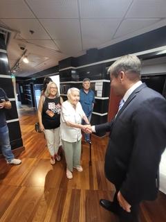 Oberbürgermeister Steffen Scheller begrüßt die neue Ehrenbürgerin der Stadt Brandenburg an der Havel Marga Goren-Gothelf in ihrem Heimatort Rishon LeZ