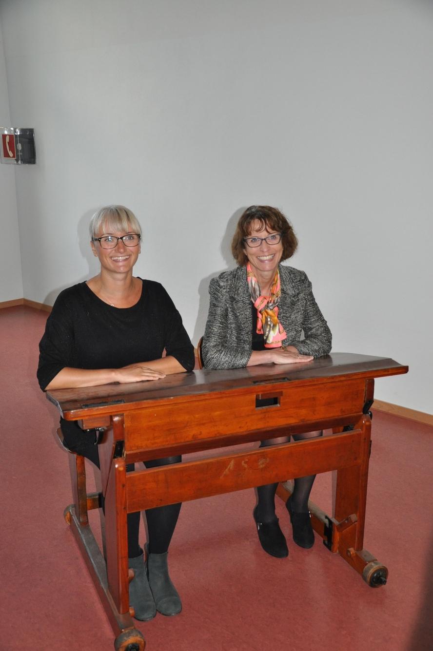 Zwei Frauen auf einer Schulbank