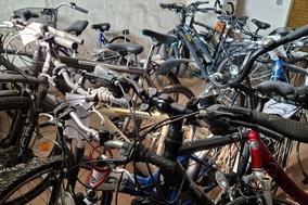 Viele Fahrräder stehen im Fundbüro der Stadt, Nicolaiplatz 30, zur Versteigerung bereit.