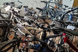 Viele Fahrräder stehen im Fundbüro der Stadt, Nicolaiplatz 30, zur Versteigerung bereit.