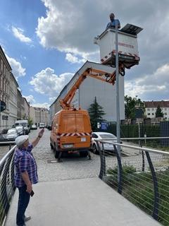 Mit dem Hubwagen wurde die Solarlampe am Masten befestigt.