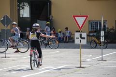 Schüler legen ihre Fahrradprüfung ab....