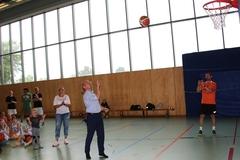 Daniel Keip beim Korbwurf.