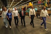 Rundgang durch die Werkhalle.
