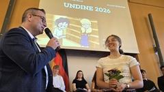 Meggy Hinze zählt zu den stolzen Preisträgerinnen und bekam ihren Preis von MBS-Filialdirektor Guido Sachs überreicht.