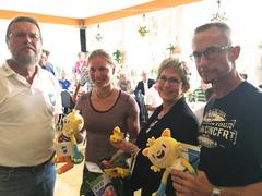 Oberbürgermeisterin Dietlind Tiemann mit Ronja Fini Sturm und ihrem Trainer