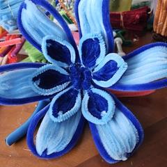 Eine blaue Dahlie, die aus Pfeifenputzern gefertigt wurde.