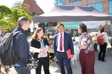 Der Oberbürgermeister ist auf dem Neustädtischen Markt an den Aktionsständen und spricht mit den Pflegedienstleistern