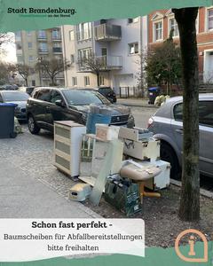 Sperrmüll auf der Straße mit richtigem Abstand zum Baum