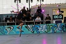 Das Skateboard steht senkrecht