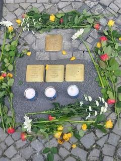 Drei neue Stolpersteine sind für Wally Lessers Söhne an den Domlinden 5 verlegt worden.