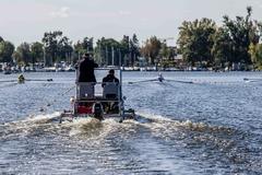 Die Wettkampfrichter begleiten mit Katamaranen die Wettkämpfe