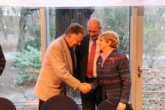 Freude nach der Unterzeichnung