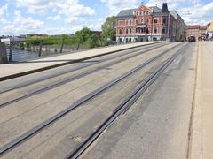 Fahrbahnbereich der Luckenberger Brücke mit Straßenbahnschienen