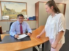 OB Scheller mit der Kinder- und Jugendbeauftragten Janne Sophie Engeleiter bei der Unterzeichnung der Petition.