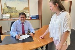 OB Scheller mit der Kinder- und Jugendbeauftragten Janne Sophie Engeleiter bei der Unterzeichnung der Petition.