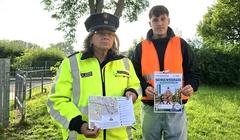Polizeihauptmeisterin Karina Mollenhauer und Nils Fröhlich von der Straßenverkehrsbehörde mit dem Schulwegplan und dem Schulweg-Pass.