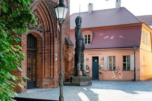 Die Statue des Rolands vor dem Rathaus 