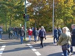 Fußgänger laufen über eine Straße
