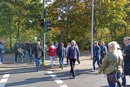 Fußgänger laufen über eine Straße
