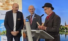 Daniel Keip und André Eckhardt bekamen von Heiko Hesse die ersten Figuren überreicht, die anhand des einzigen bislang bekannten Fotos von Fritze Bollm