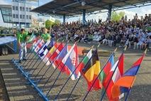 Das Fahnenmeer vor der Tribüne.