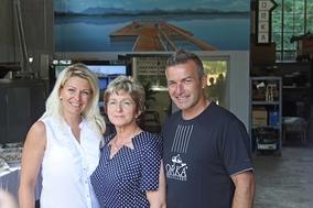 Oberbürgermeisterin Dr. Dietlind Tiemann mit Jasmin Sorge und Carsten Lindner