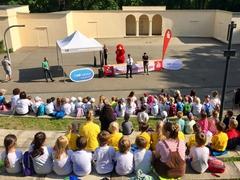 Oberbürgermeister Steffen Scheller begrüßt die Kinder.
