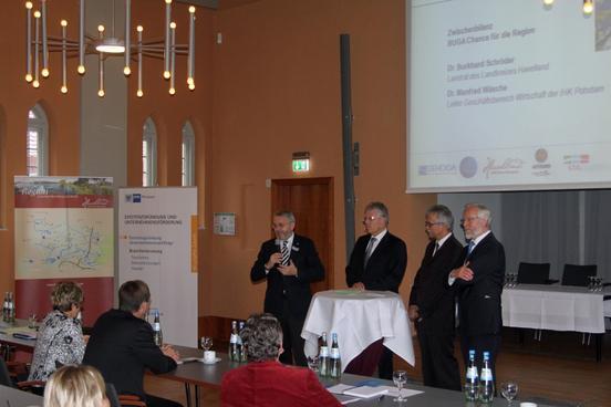 Talkrunde mit Jochen Sander (DGB), Dieter Hütte, Dr. Manfred Wäsche (IHK) und Landrat Dr. Burkhard Schröder (HVL) - v.l.n.r.